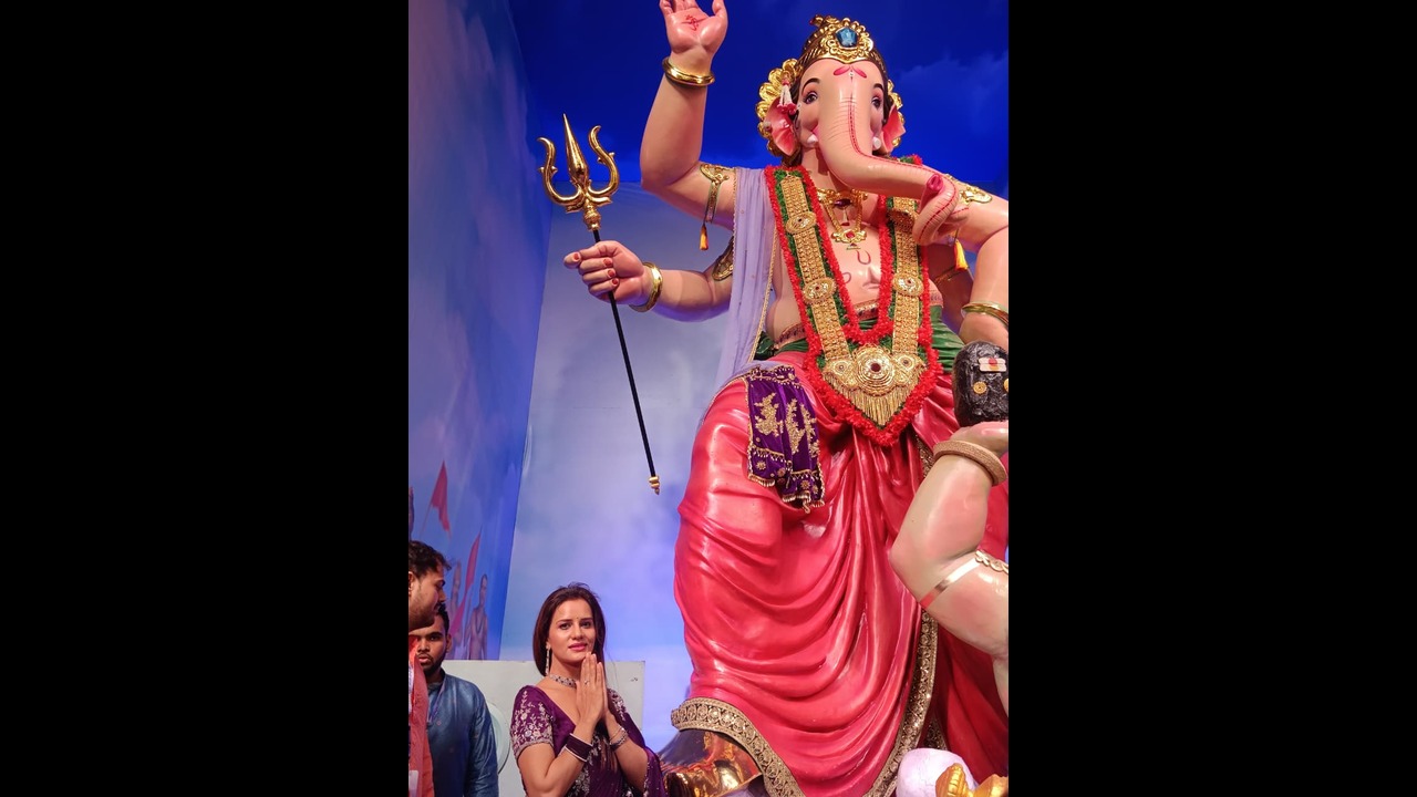 Kajal Vashisht Rings in Ganpati Festival with Blessings & Big Screen Buzz at the Ganesh Galli Cha Raja