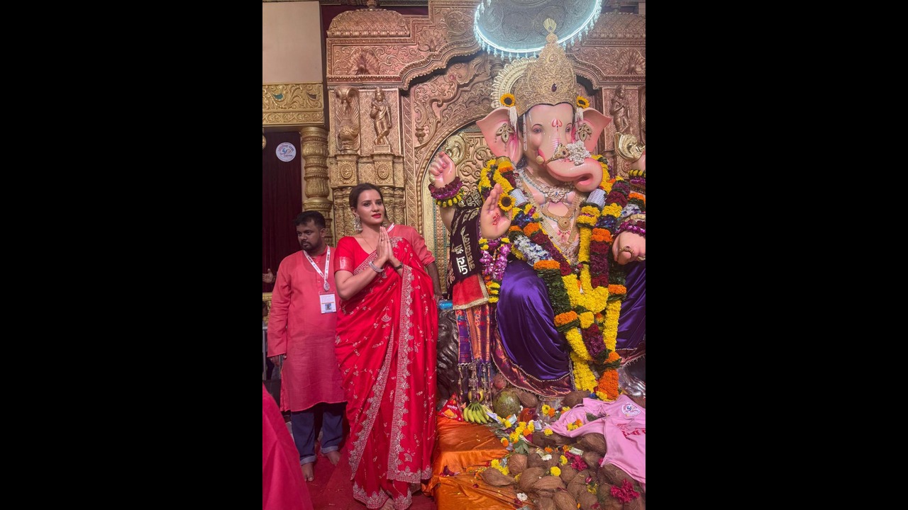 Kajal Vashisht Seeks Blessings at Andhericha Raja During Ganesh Chaturthi for Her Upcoming Film Full Stop